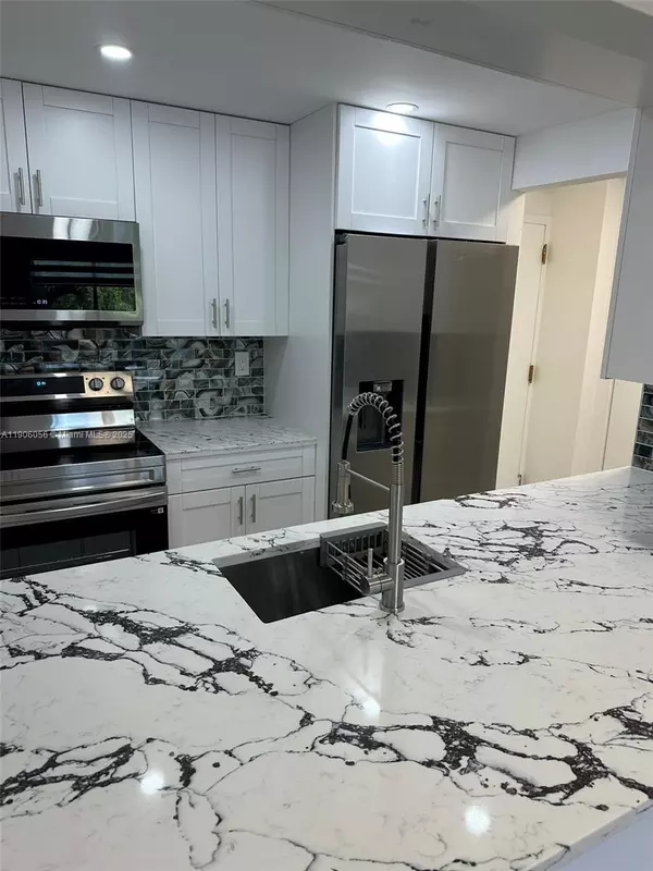 5280 NW 7th St #306, Miami, FL 33126