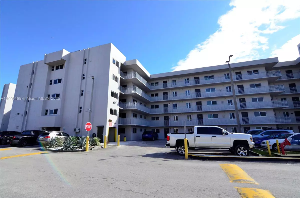 Hialeah Gardens, FL 33016,9911 W Okeechobee Rd #1-104