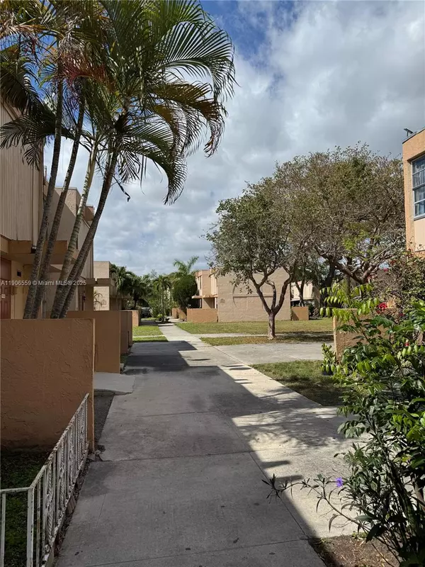 South Miami, FL 33143,6007 SW 69th St #74