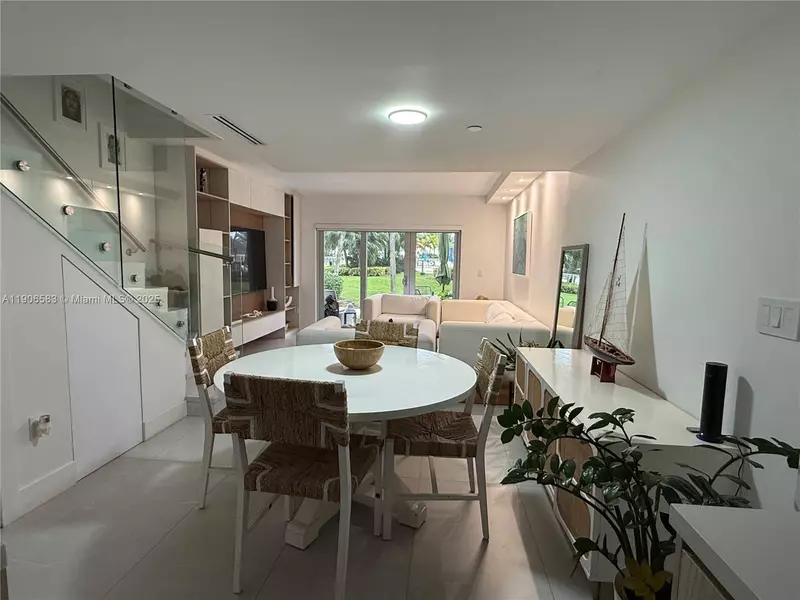 881 Ocean Dr #TH15, Key Biscayne, FL 33149