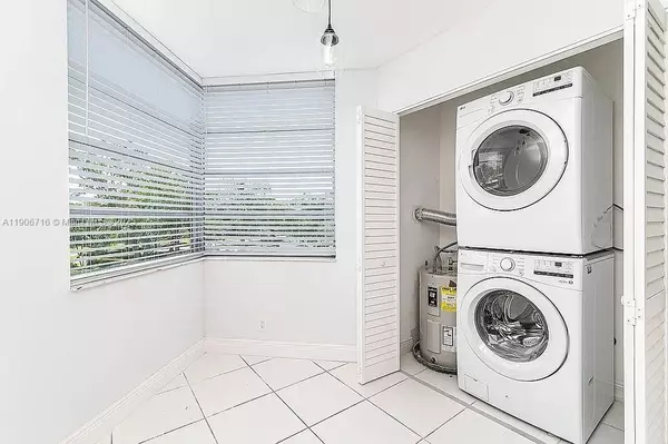 Davie, FL 33324,1931 Sabal Palm Dr #301