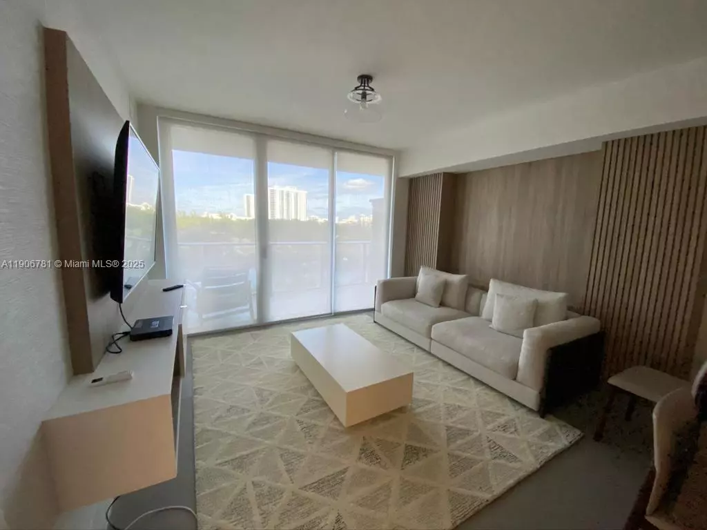 North Miami Beach, FL 33160,16385 Biscayne Blvd #304