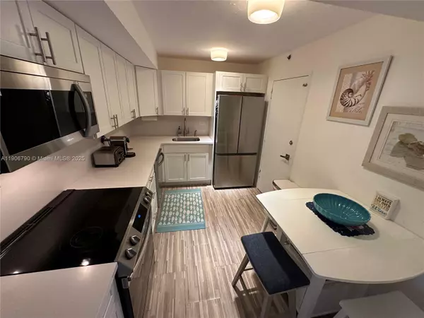 Miami Beach, FL 33140,6039 Collins Ave #1529