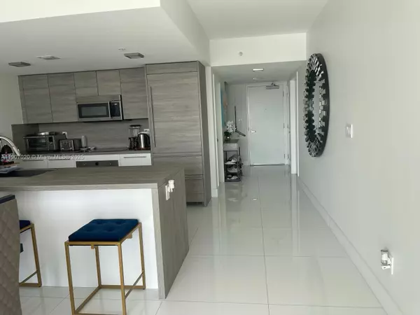 Sunny Isles Beach, FL 33160,400 Sunny Isles Blvd #906