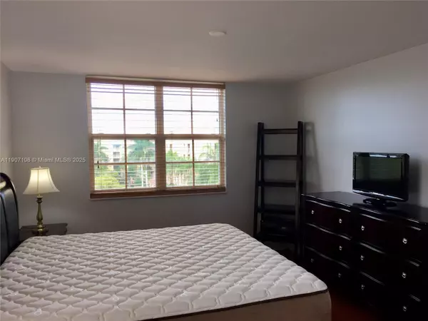 Aventura, FL 33180,19555 E Country Club Dr #8607