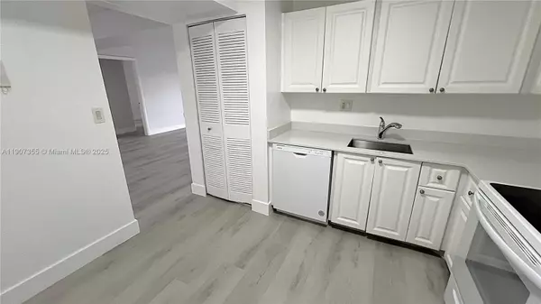 Plantation, FL 33324,711 N Pine Island Rd #415