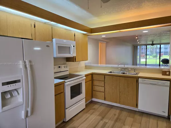 West Palm Beach, FL 33409,2701 N Village Blvd #102