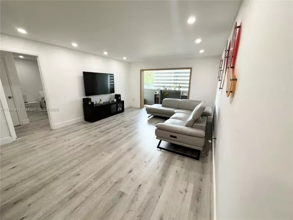 Hialeah, FL 33012,1555 W 44th Pl #214D