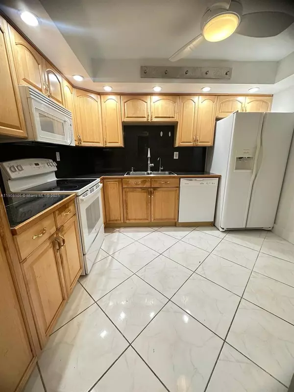 Aventura, FL 33160,18081 Biscayne Blvd #903