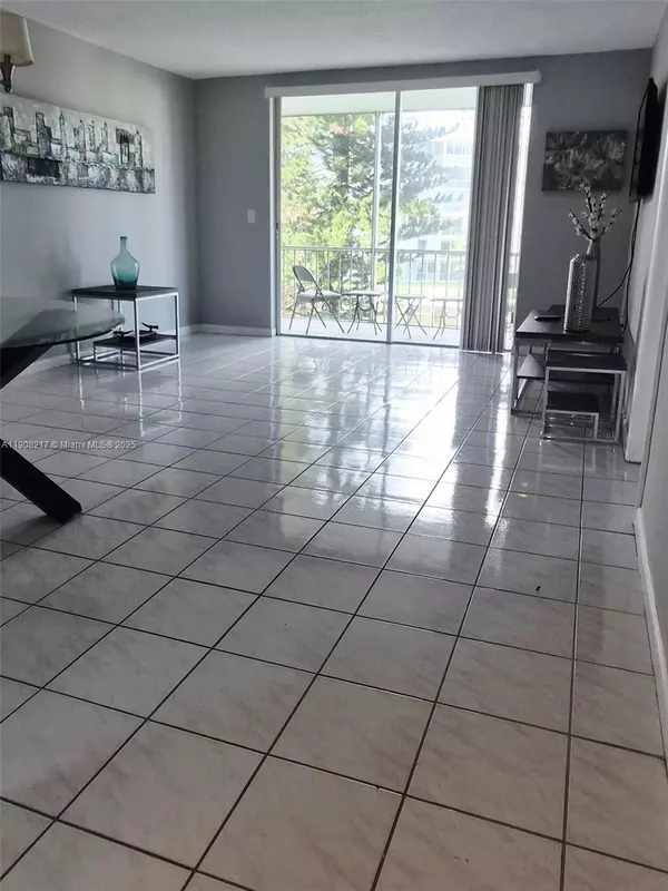 Aventura, FL 33160,2905 Point East Dr #L312