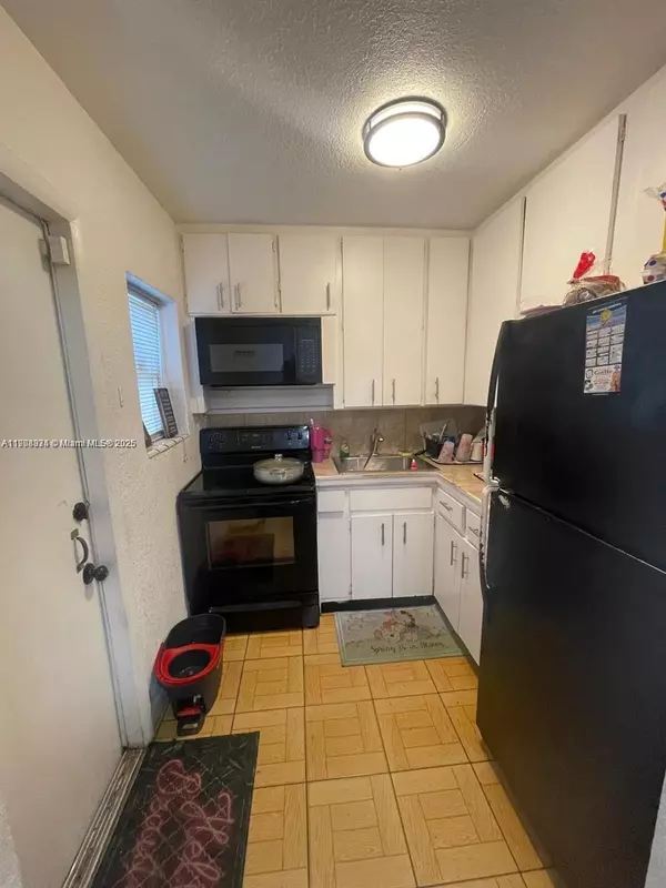 Hollywood, FL 33020,2801 Mayo St