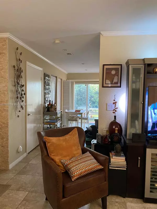 North Miami Beach, FL 33162,2098 NE 167th St #2-118