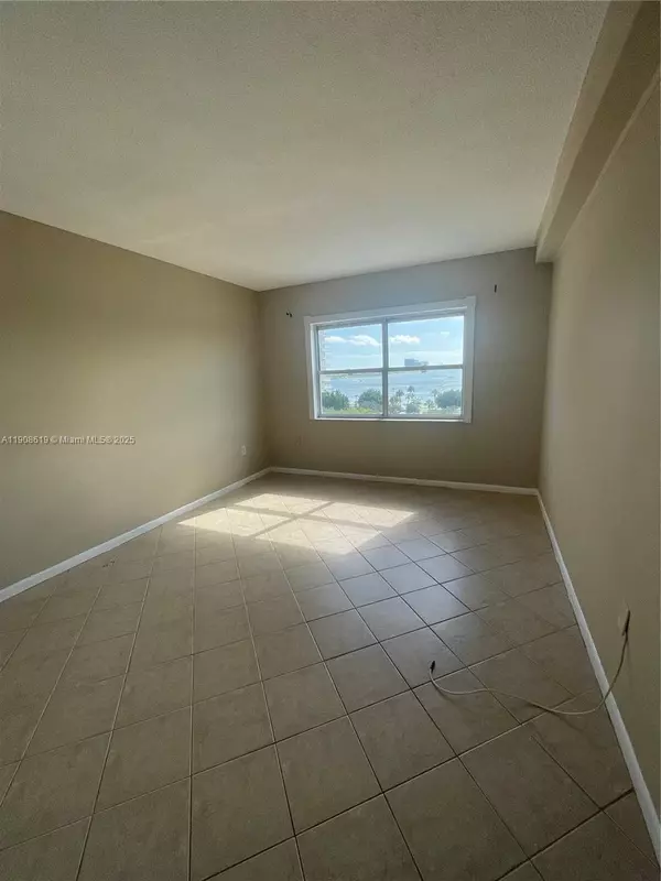 Sunny Isles Beach, FL 33160,400 Kings Point Dr #507