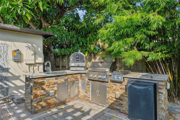 North Miami, FL 33168,155 NW 124th St