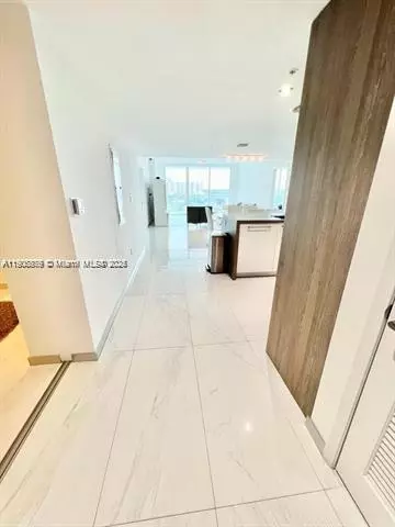 Sunny Isles Beach, FL 33160,400 Sunny Isles Blvd #820