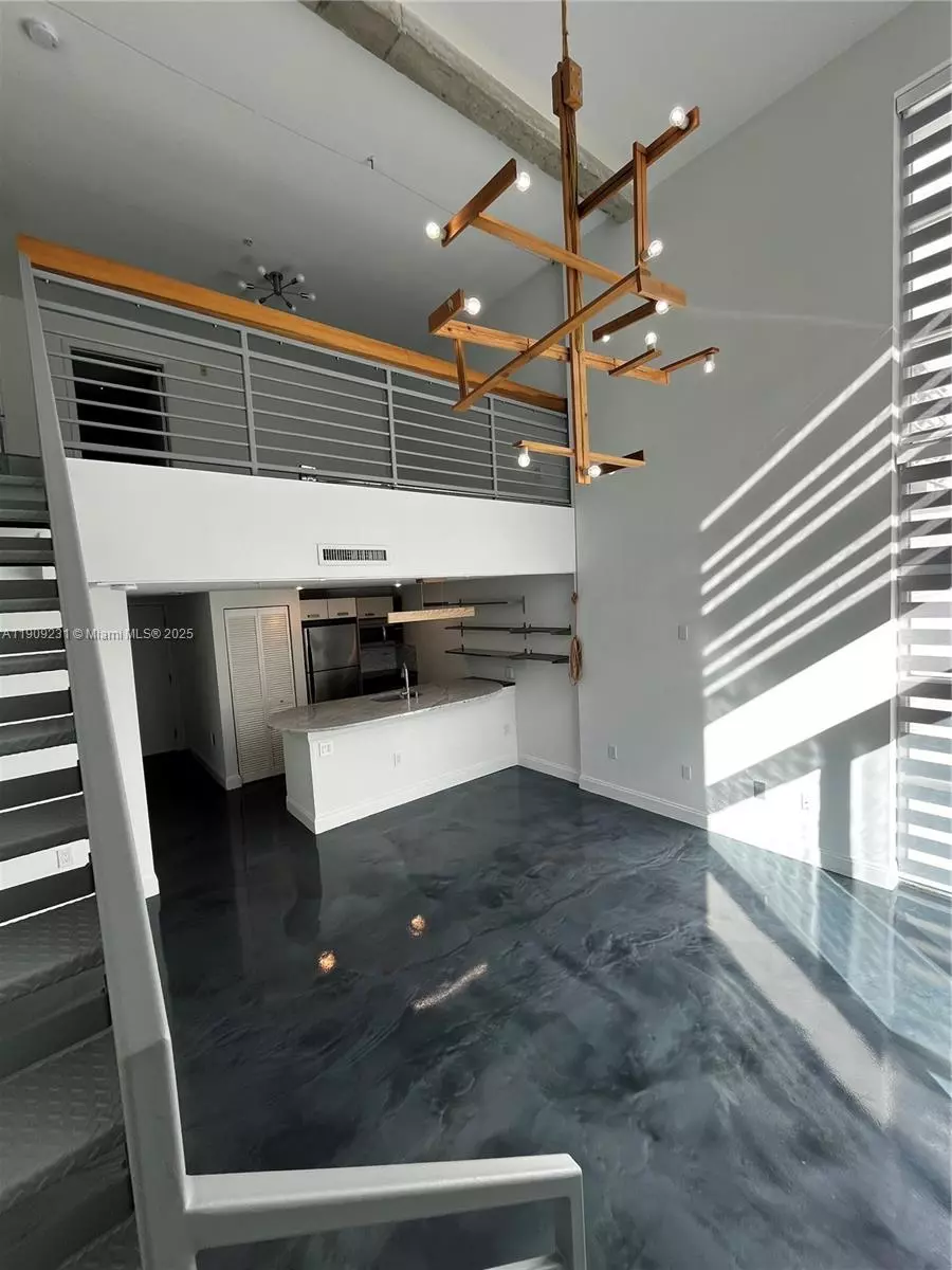 Miami Beach, FL 33141,7744 Collins Ave #17