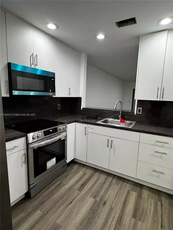 Lauderhill, FL 33313,2471 NW 56th Ave #3-15