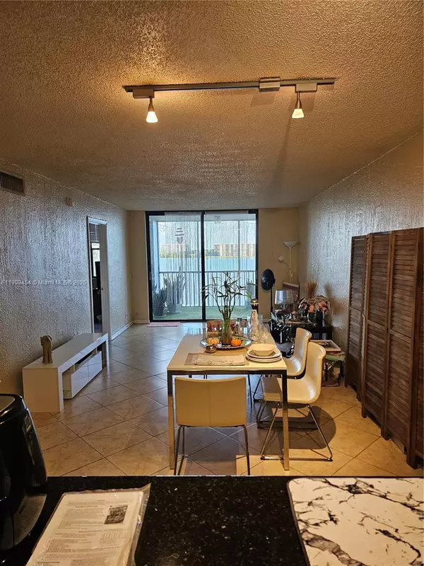 Oakland Park, FL 33309,114 Lake Emerald Dr #409