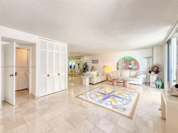 Miami Beach, FL 33140,5701 Collins Ave #417