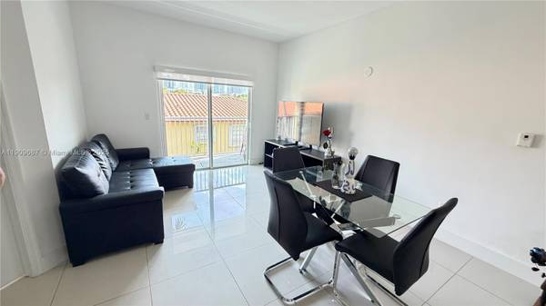 695 SW 11th St #302, Miami, FL 33129