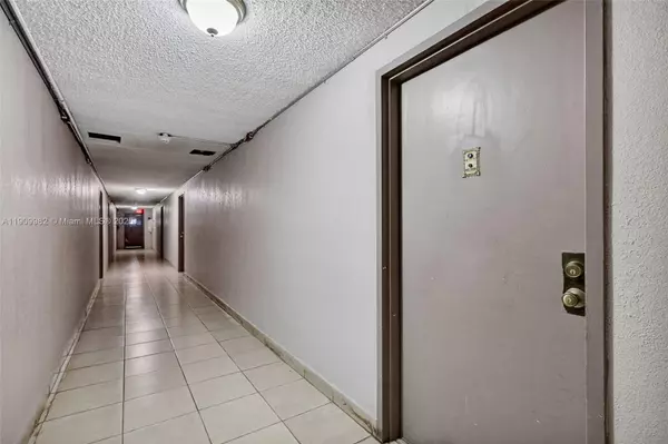 North Miami Beach, FL 33160,16465 NE 22nd Ave #116