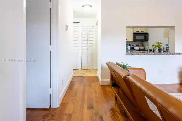 Boca Raton, FL 33428,9430 Boca Cove Cir #210