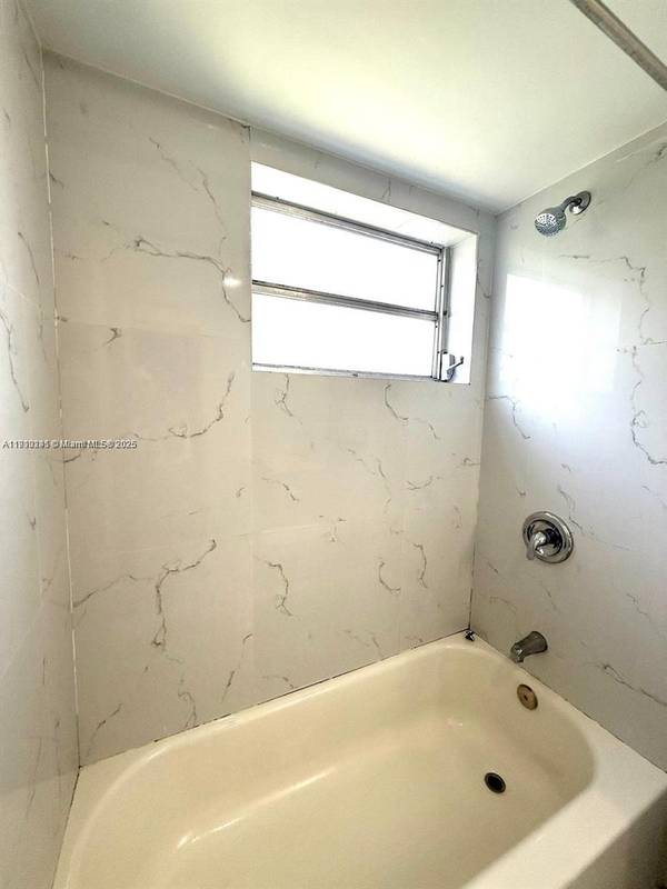 Miami, FL 33179,1401 NE 191st St #D201