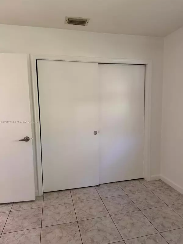 Oakland Park, FL 33334,231 NE 40th Ct #3