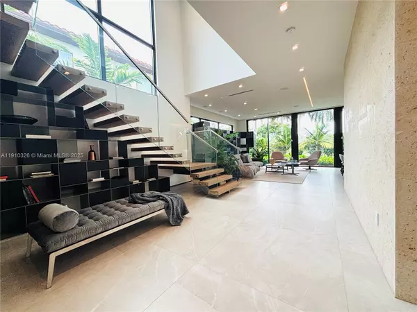 Miami Beach, FL 33140,5825 Alton Rd