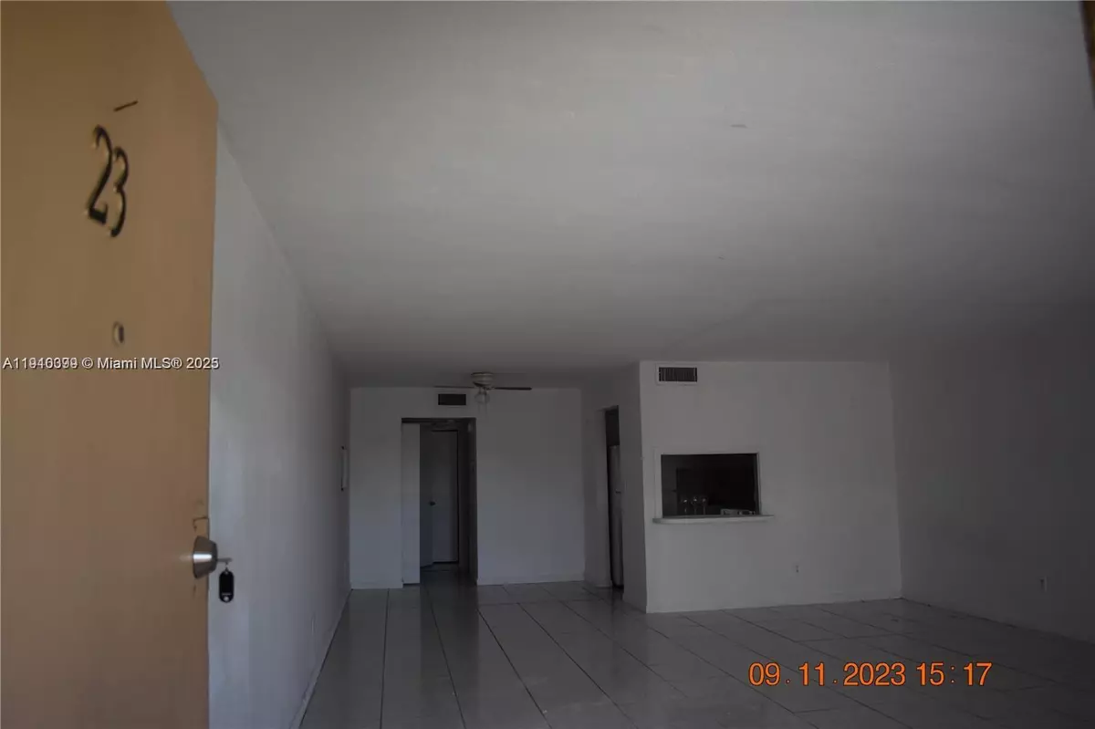 North Miami, FL 33181,1885 NE 121st St #23