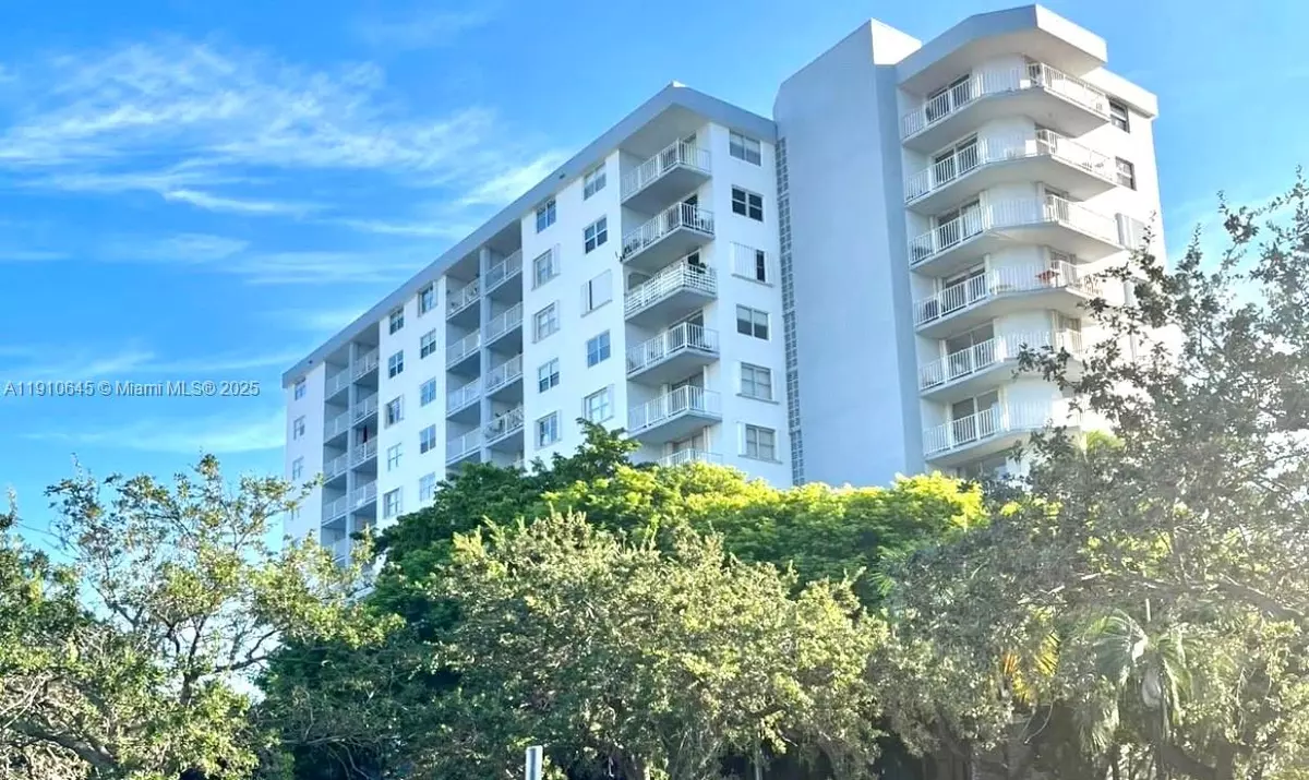 Miami Beach, FL 33141,6900 Bay Dr #9C