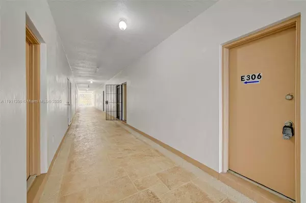 Oakland Park, FL 33334,3020 NE 16th Ave #306