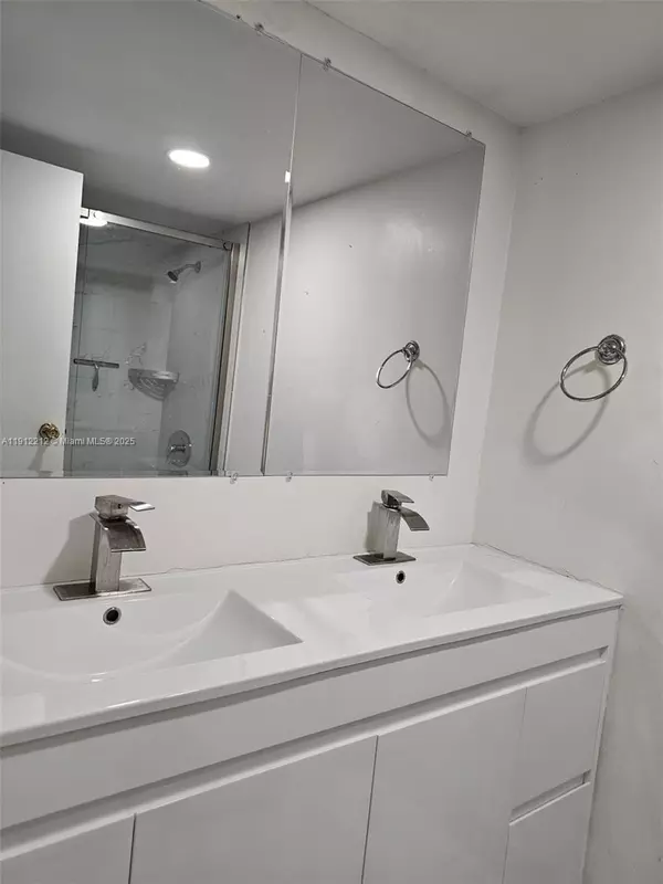 Hallandale Beach, FL 33009,2000 Atlantic Shores Blvd #104