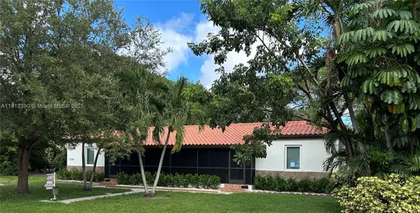 11208 NE 10 av, Biscayne Park, FL 33161