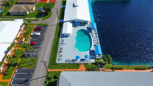 Hallandale Beach, FL 33009,900 SW 10th Ter #8S