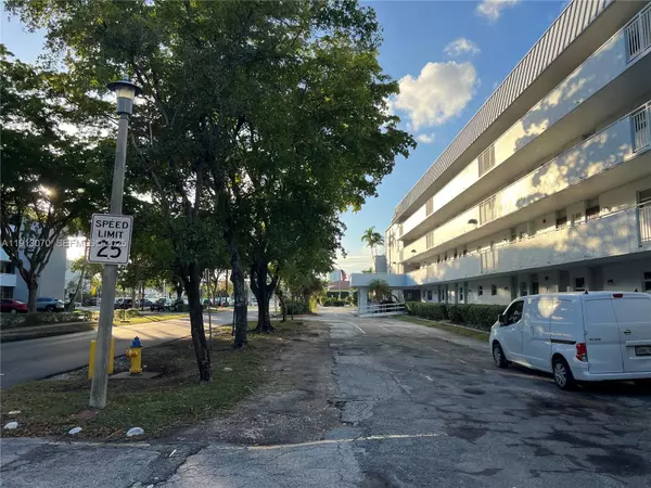 North Miami Beach, FL 33160,3551 NE 169th St #112