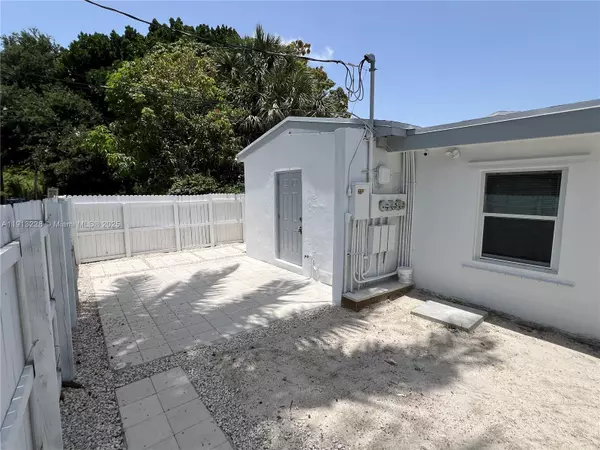 Hollywood, FL 33020,2226 Cody St #2