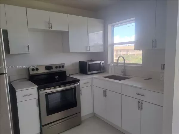 8225 Sunrise Lakes Blvd #309, Sunrise, FL 33322