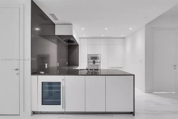 Miami, FL 33131,300 Biscayne Boulevard Way #3009W