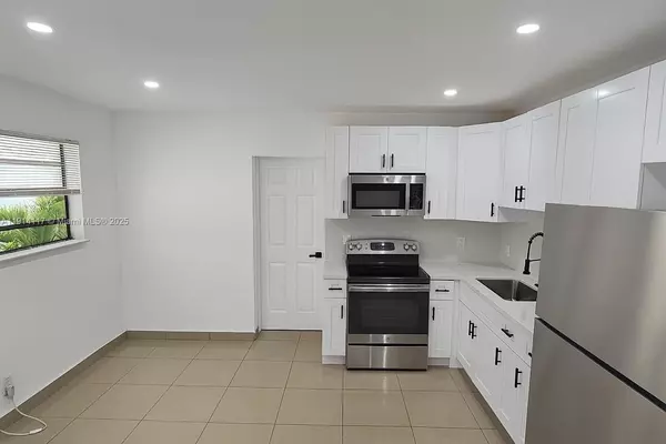 1046 Foster Rd #1, Hallandale Beach, FL 33009