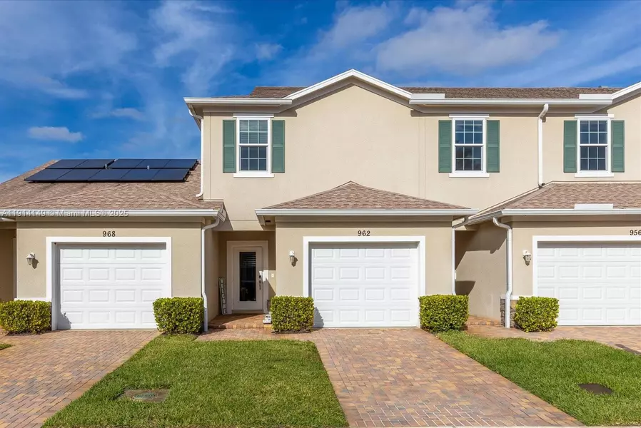 962 NE Trailside Run, Port St. Lucie, FL 34983