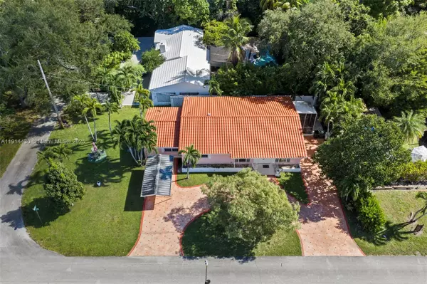 700 NE 118th St, Biscayne Park, FL 33161