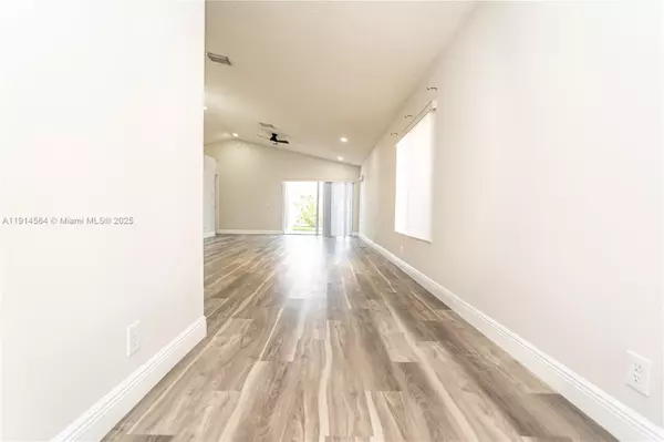 Weston, FL 33327,1592 S Salerno Cir #1592