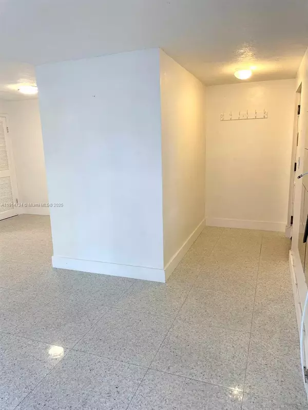 Miami Beach, FL 33141,6424 Collins Ave #204