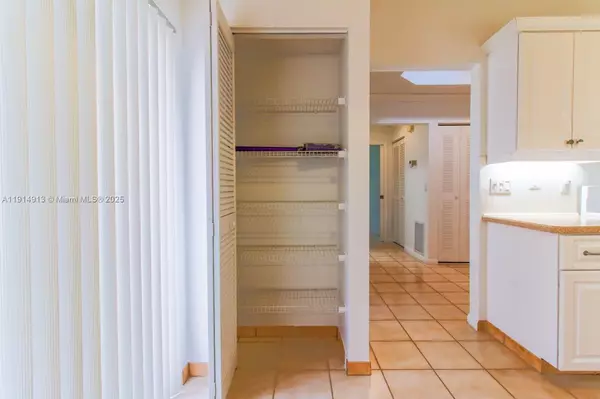 Delray Beach, FL 33484,5289 Fairway Woods Dr #2911