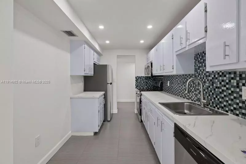 4174 Inverrary Dr #902, Lauderhill, FL 33319