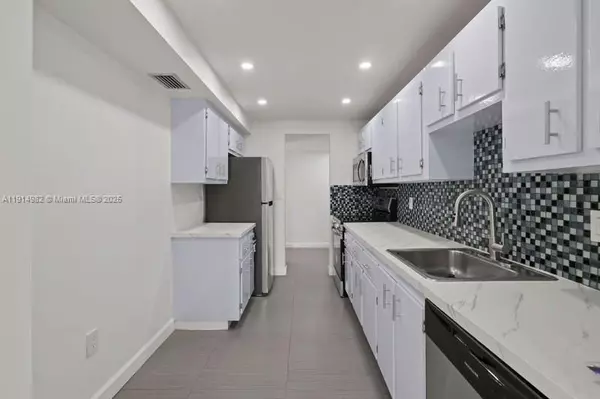 4174 Inverrary Dr #902, Lauderhill, FL 33319