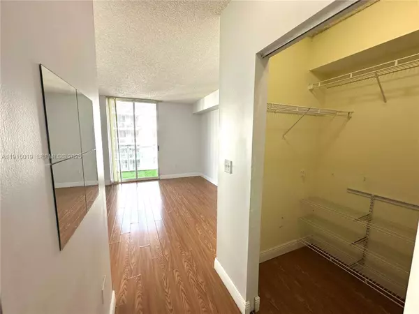 Miami, FL 33126,5077 NW 7th St #1408