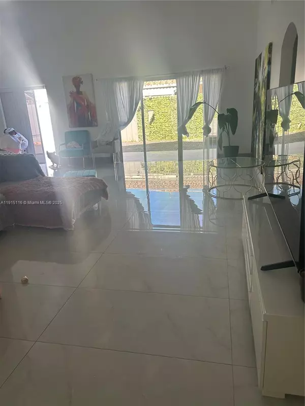 Miami, FL 33193,15963 SW 82nd St #0