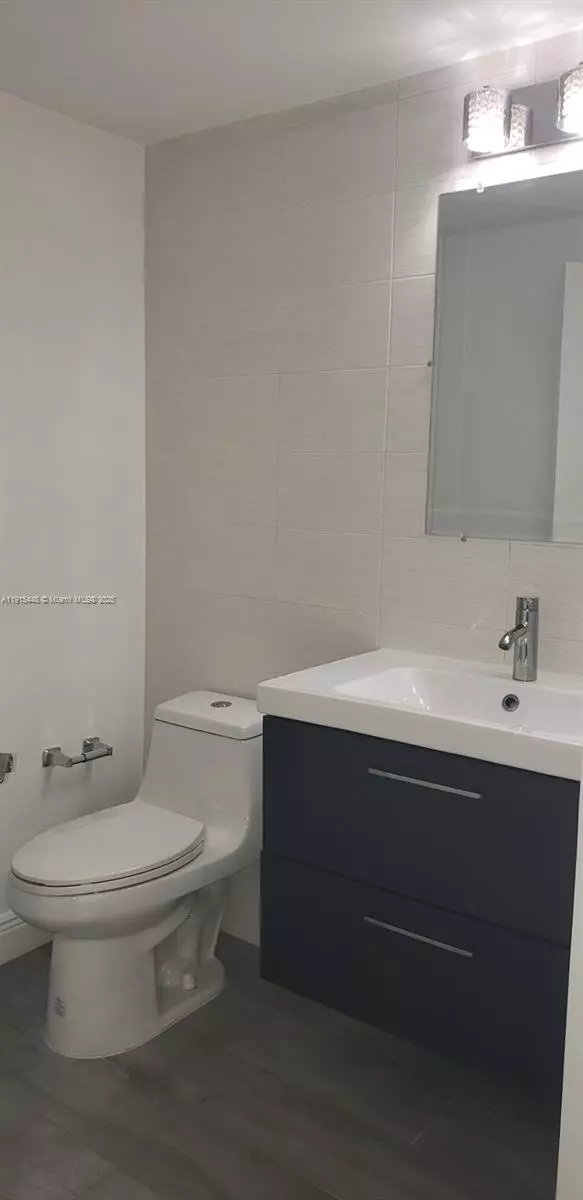 Miami, FL 33131,701 Brickell Key Blvd #607